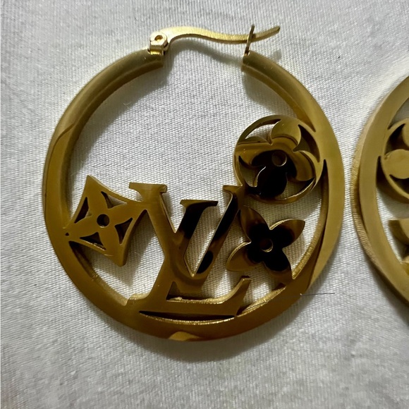 Fashion Jewelry Shiny Gold Logo Cutout Hoop Earrings - Picture 2 of 3